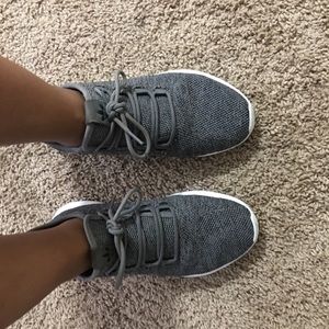 gently used adidas tubular sneaker size 8.5